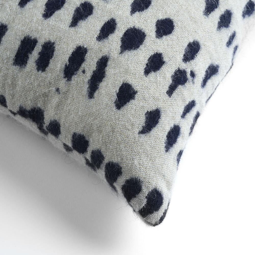 COJIN LUMBAR WHITE DOTS - CARMAN Showroom