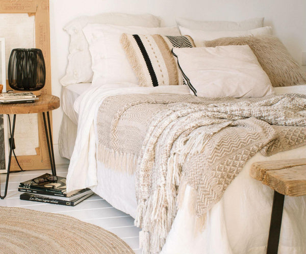 MANTA TRENZADA BLANCO Y BEIGE - CARMAN Showroom
